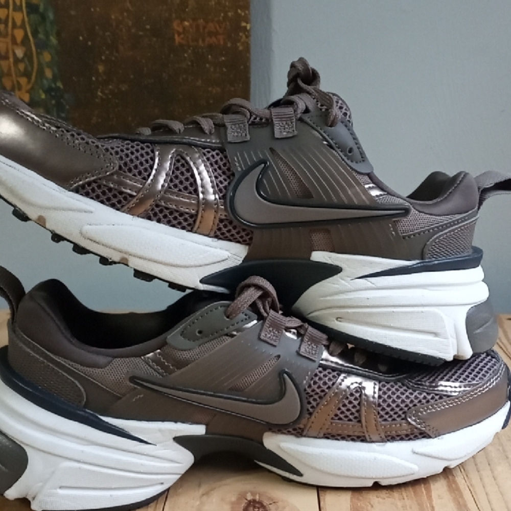 Nike Metallic and White Running Shoes Women's Size 8.5 - Picture 7 of 9